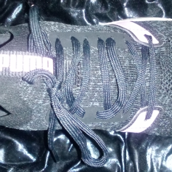 Size 7.5 Nike sneakers - Picture 3 of 4